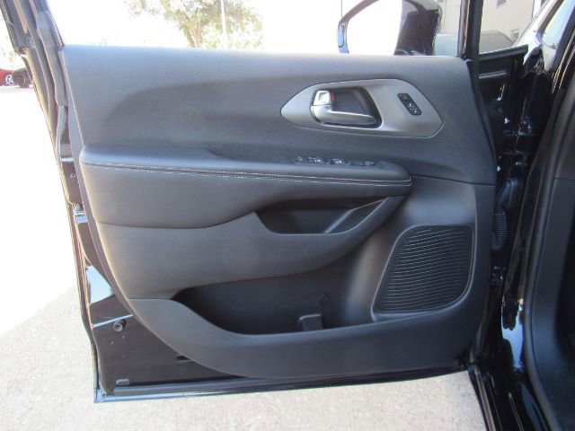 Used 2025 Chrysler Pacifica Select image 13