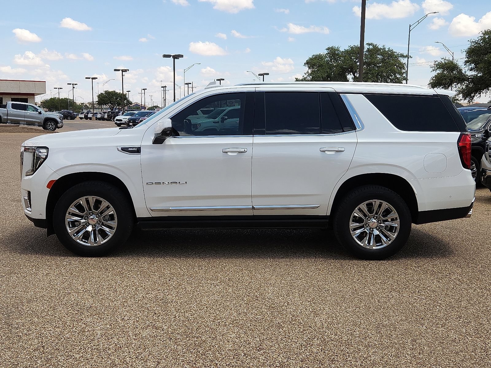 Used 2024 GMC Yukon Denali w/ Advanced Technology Package AWD/4WD image 2