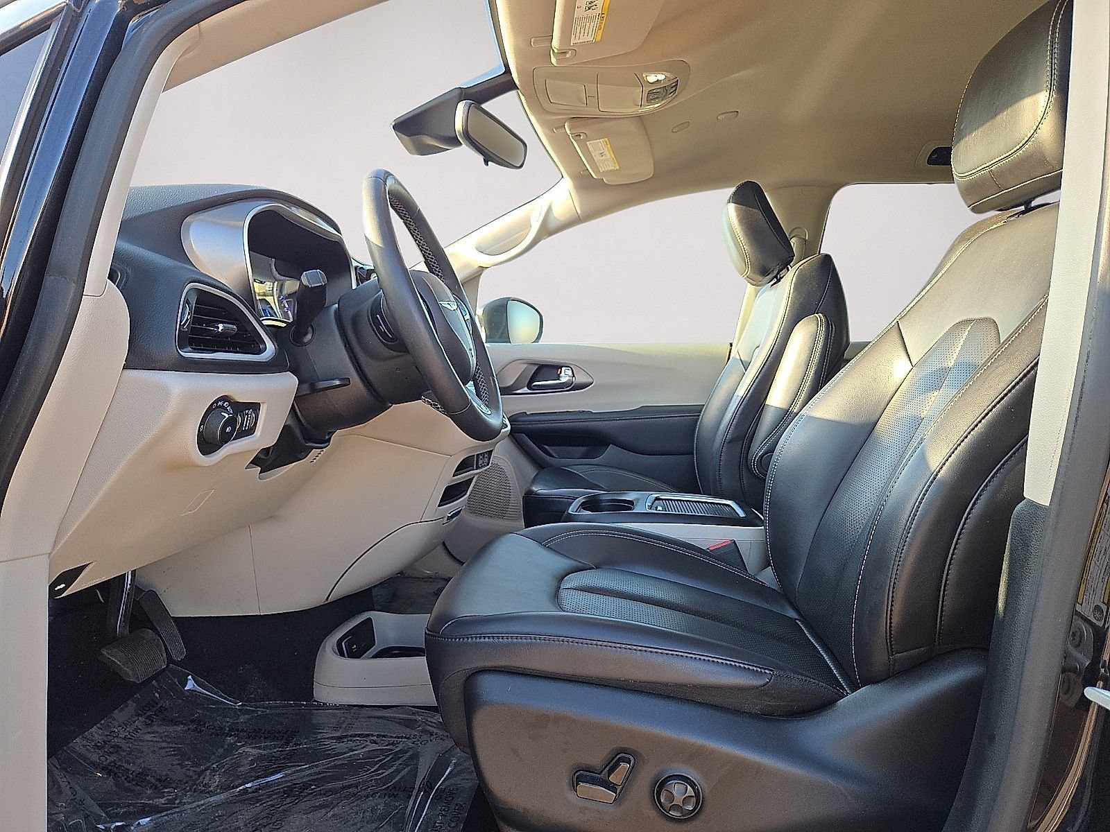 Used 2023 Chrysler Pacifica Touring-L FWD image 22