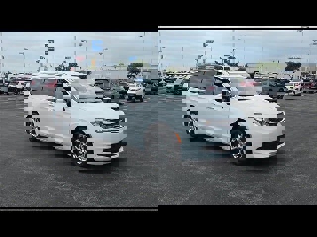 Used 2021 Chrysler Voyager Lxi image 2