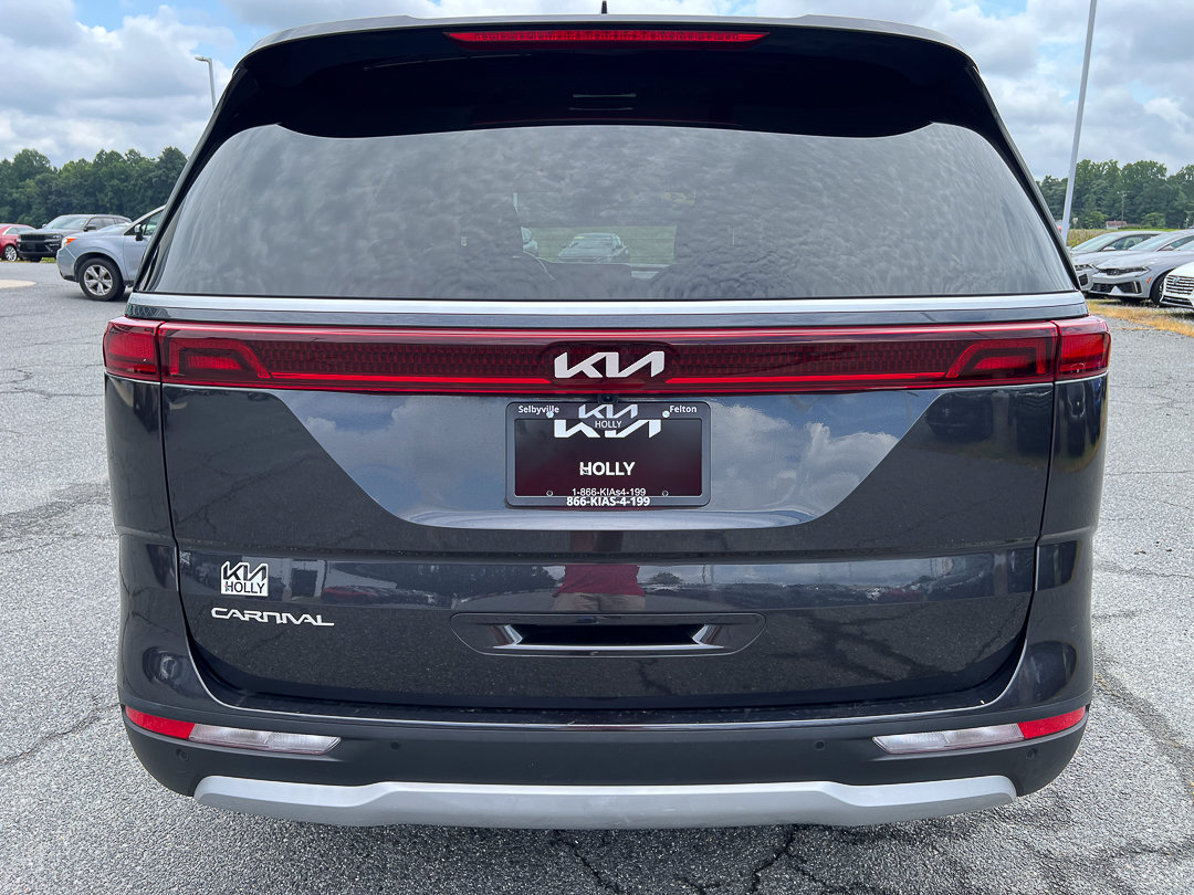 Used 2024 Kia Carnival EX FWD image 4