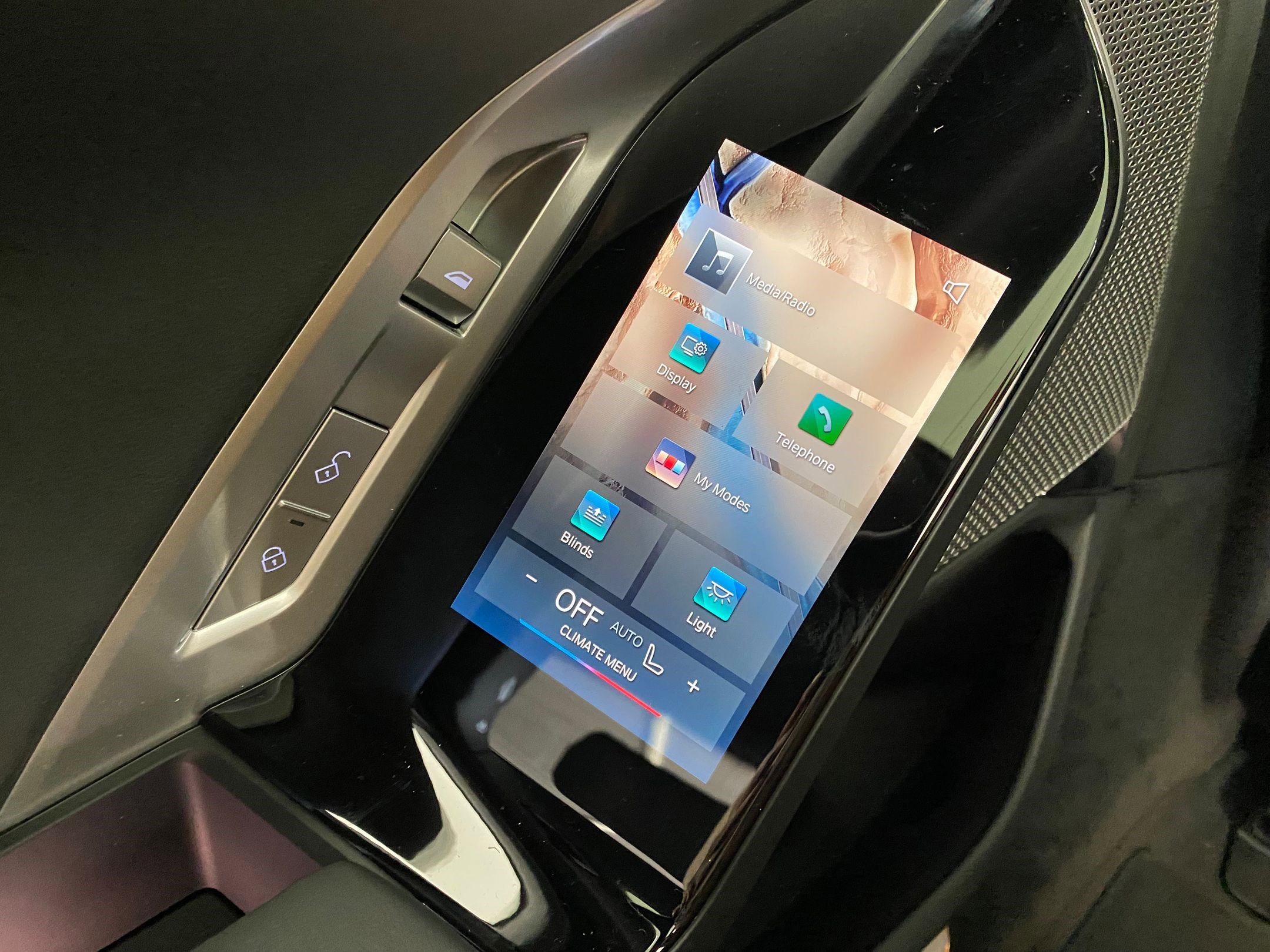 New 2026 BMW 750e xDrive w/ Premium Package image 32