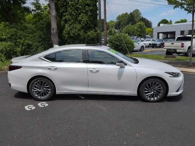 Used 2024 Lexus ES 300h w/ Technology Package FWD image 2
