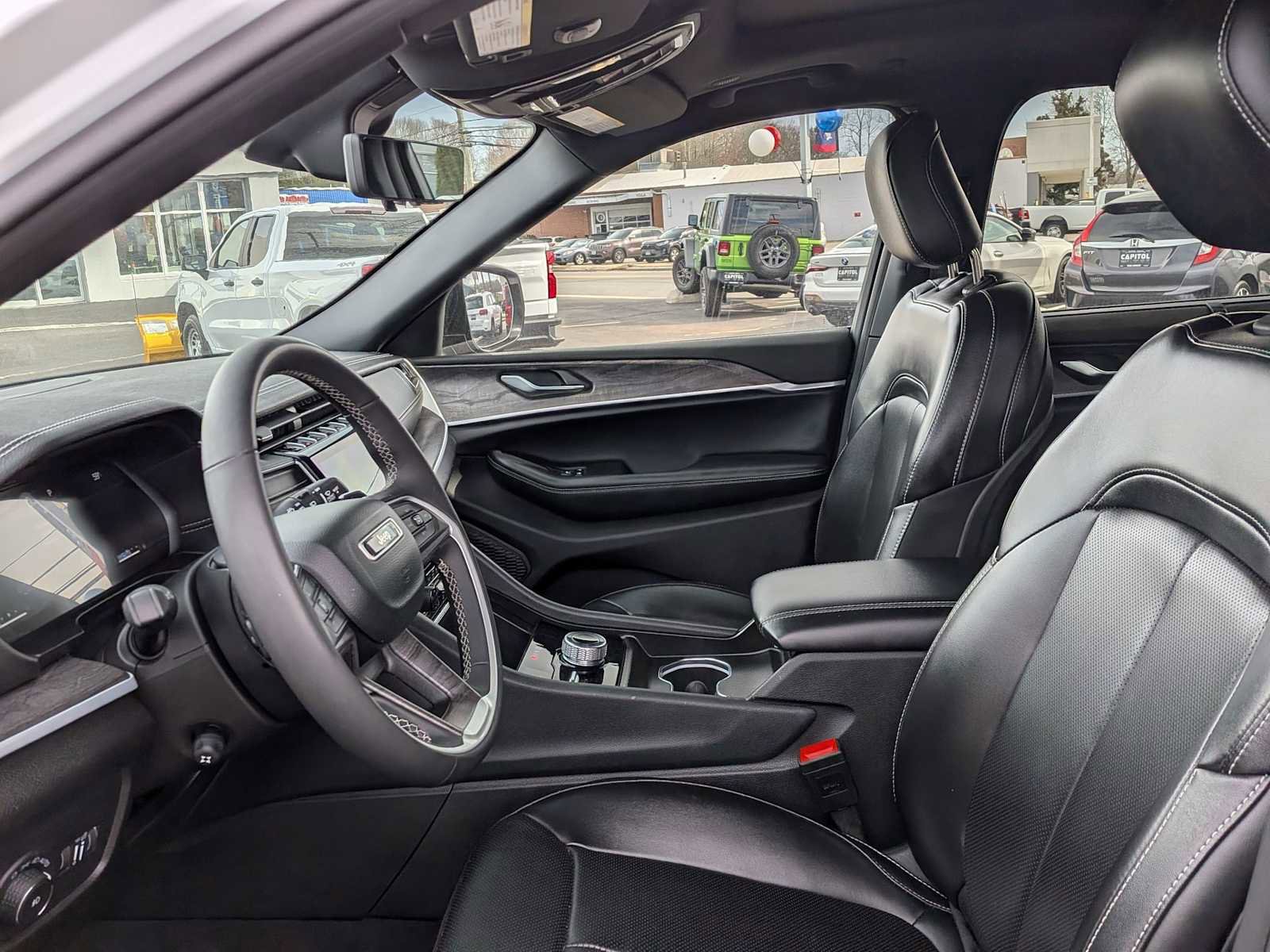 Used 2024 Jeep Grand Cherokee L Limited w/ Luxury Tech Group II image 8