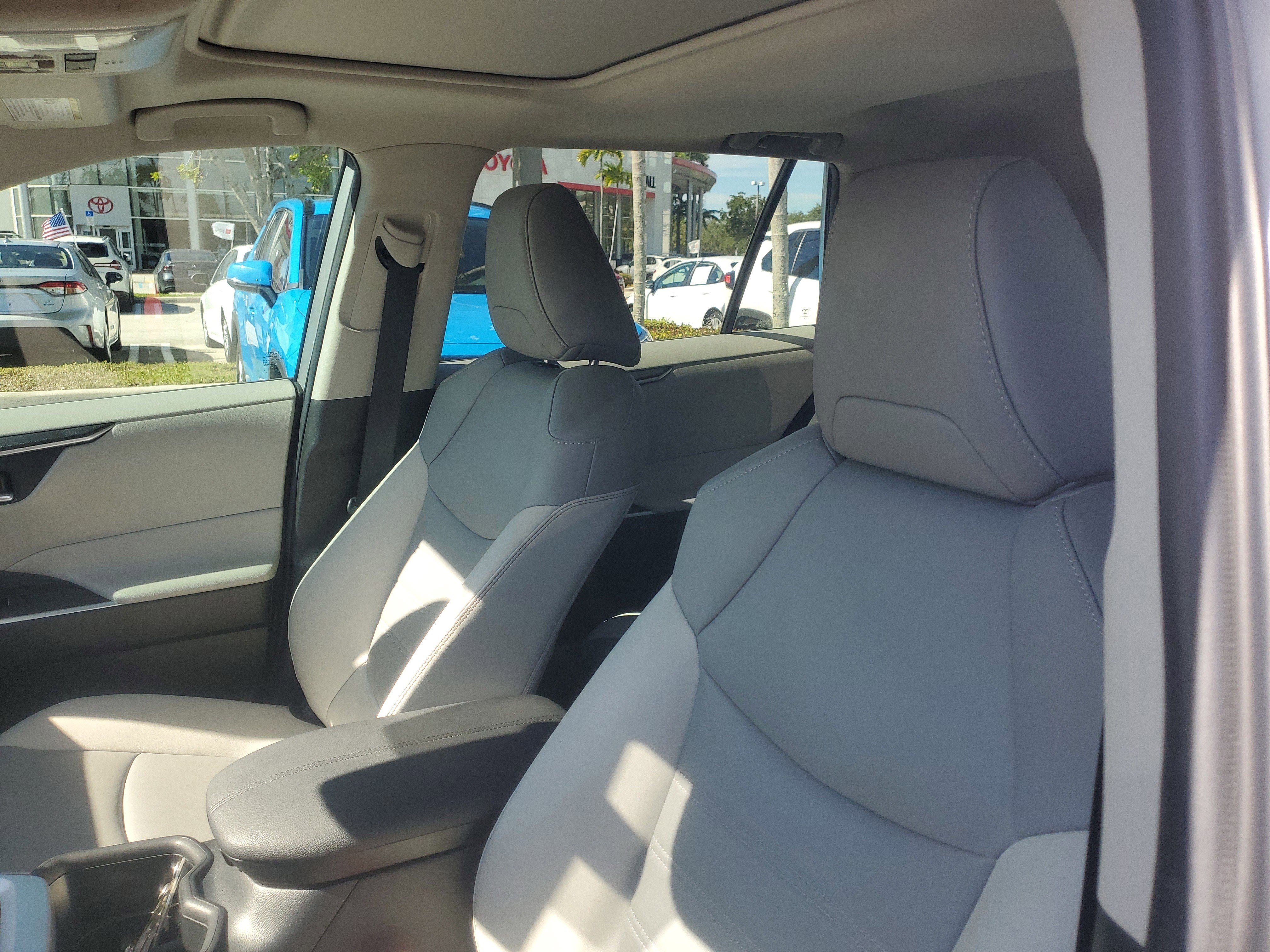 Used 2022 Toyota RAV4 XLE Premium image 18