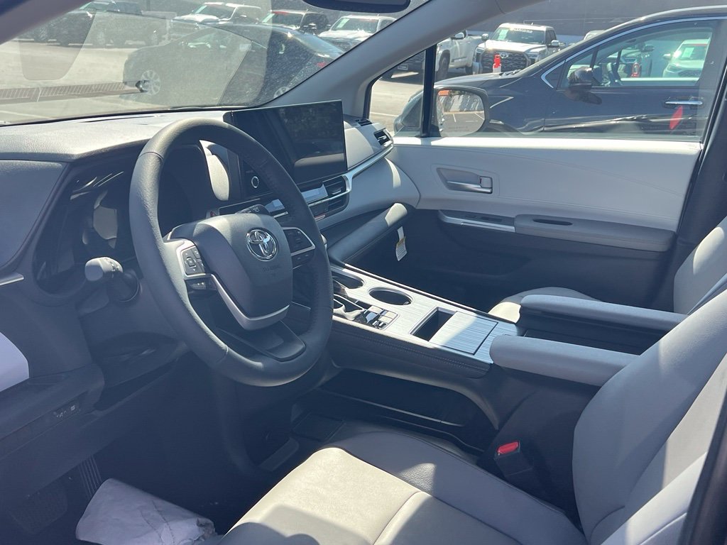 Used 2026 Toyota Sienna XLE FWD image 6