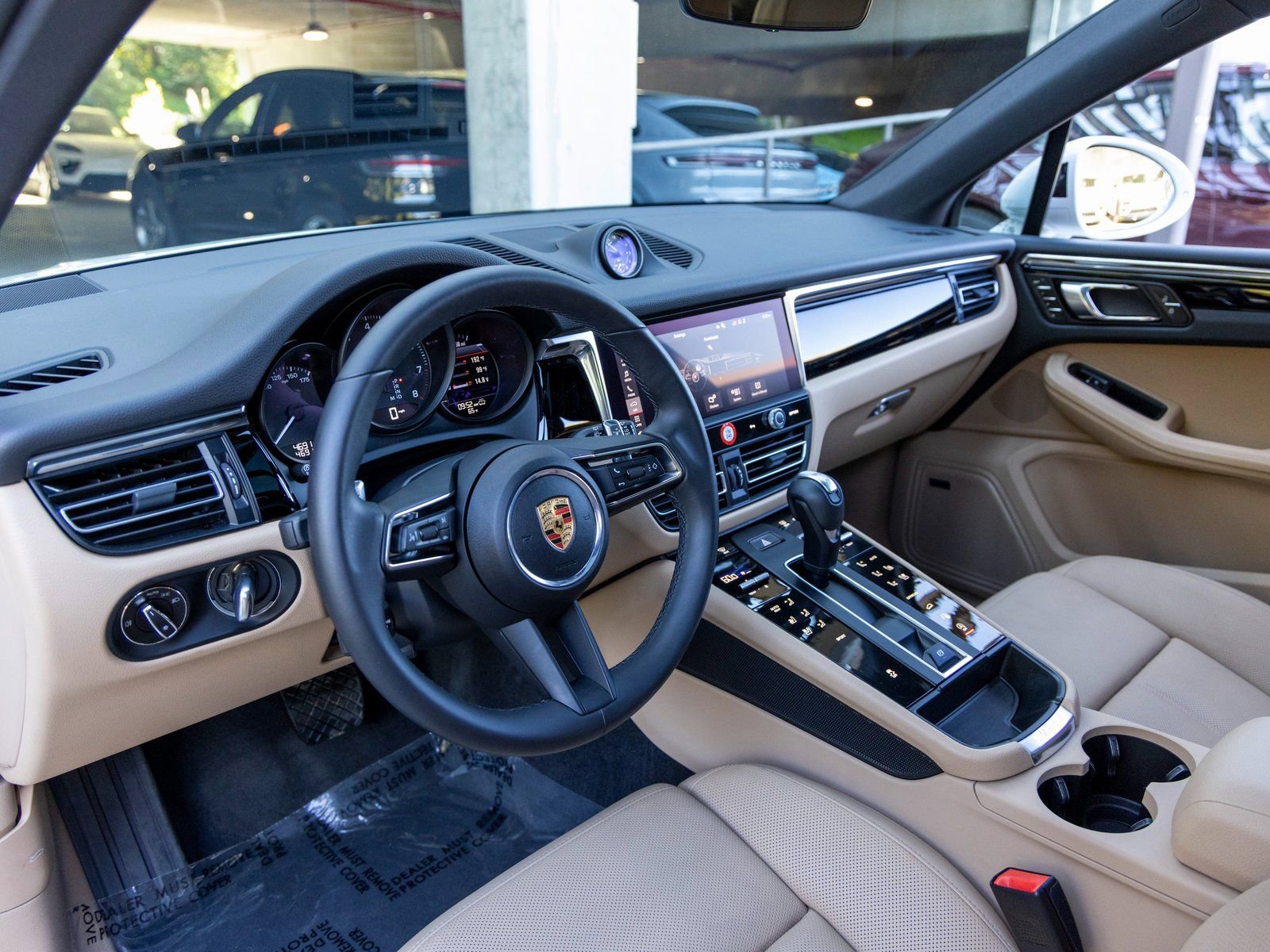 Certified 2025 Porsche Macan image 4