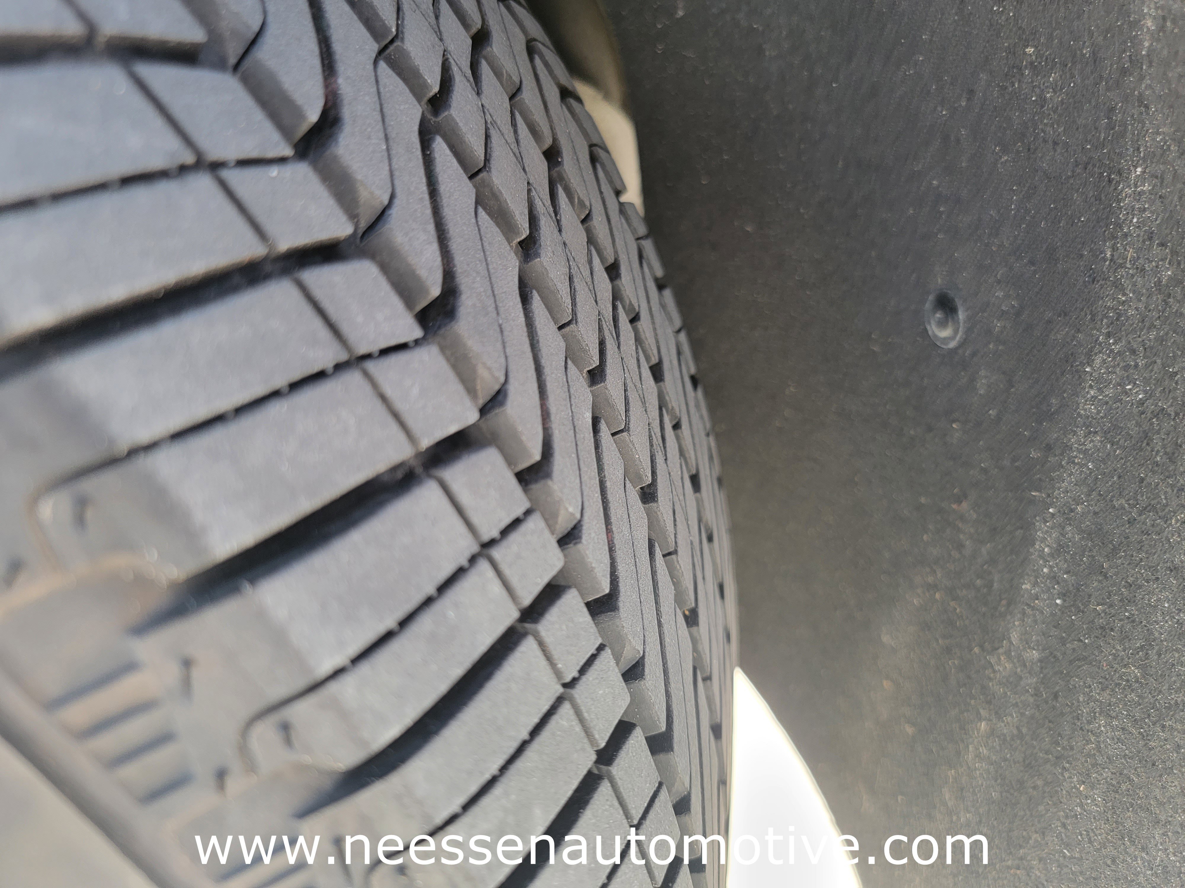 Used 2025 GMC Yukon Denali w/ Sun & Power Step Package image 35