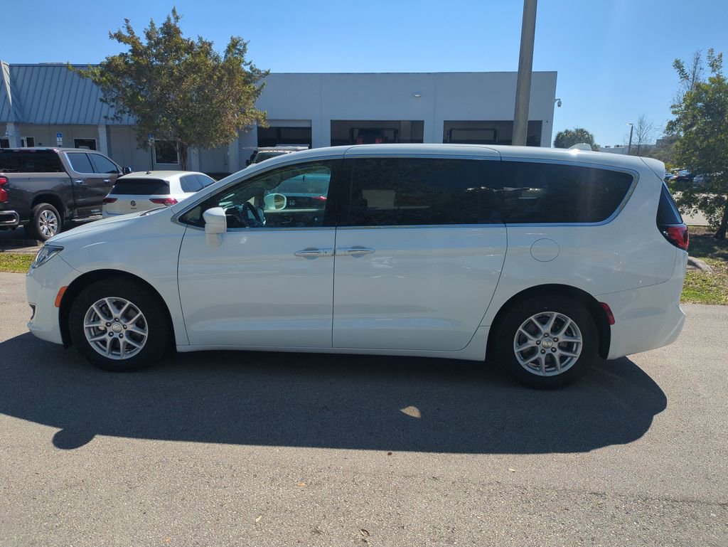 Used 2020 Chrysler Pacifica Touring image 9