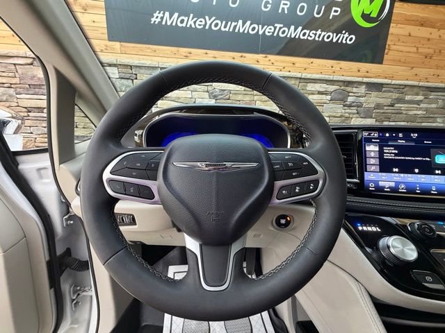 Used 2022 Chrysler Pacifica Limited FWD image 17