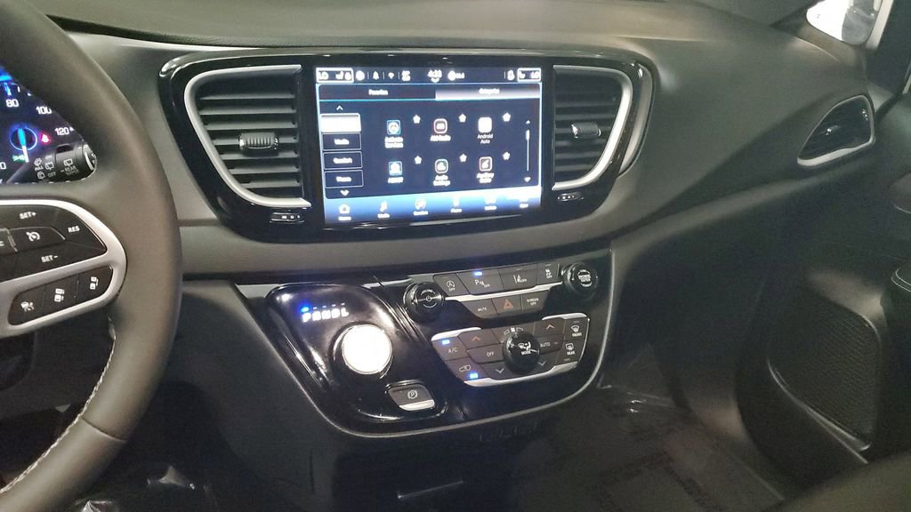Used 2025 Chrysler Voyager LX image 22