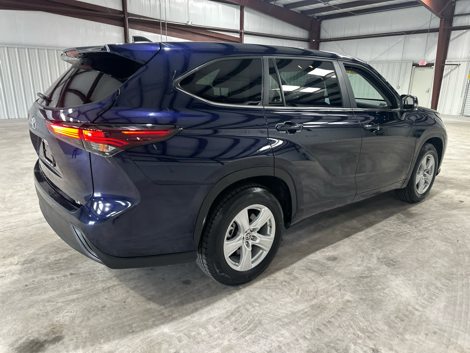 Used 2025 Toyota Highlander LE FWD image 5