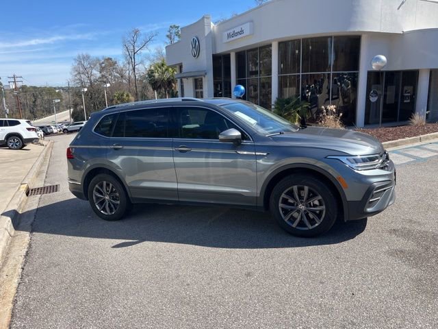 Used 2023 Volkswagen Tiguan SE image 2