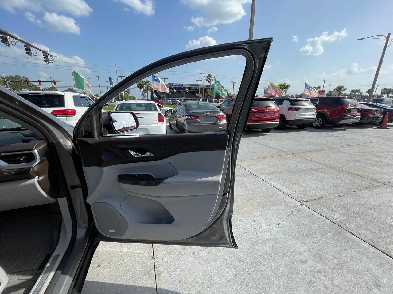 Used 2019 GMC Acadia SLT FWD image 17