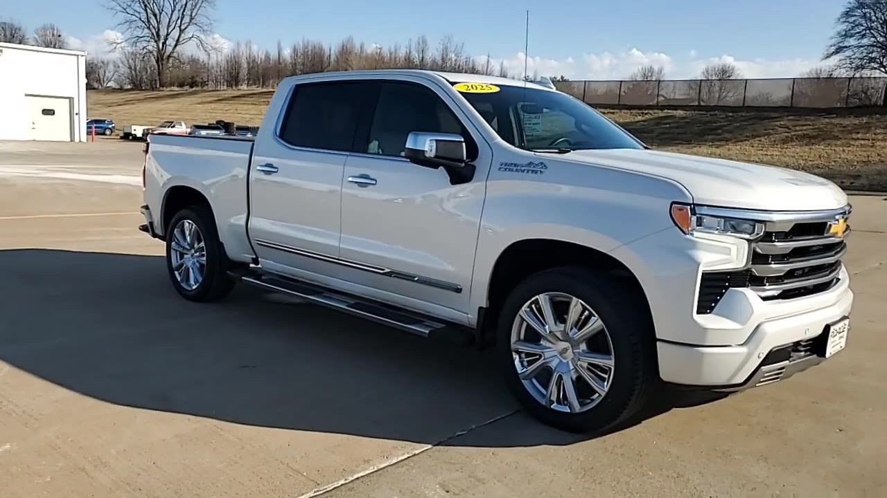Used 2025 Chevrolet Silverado 1500 High Country w/ High Country Premium Package AWD/4WD image 2