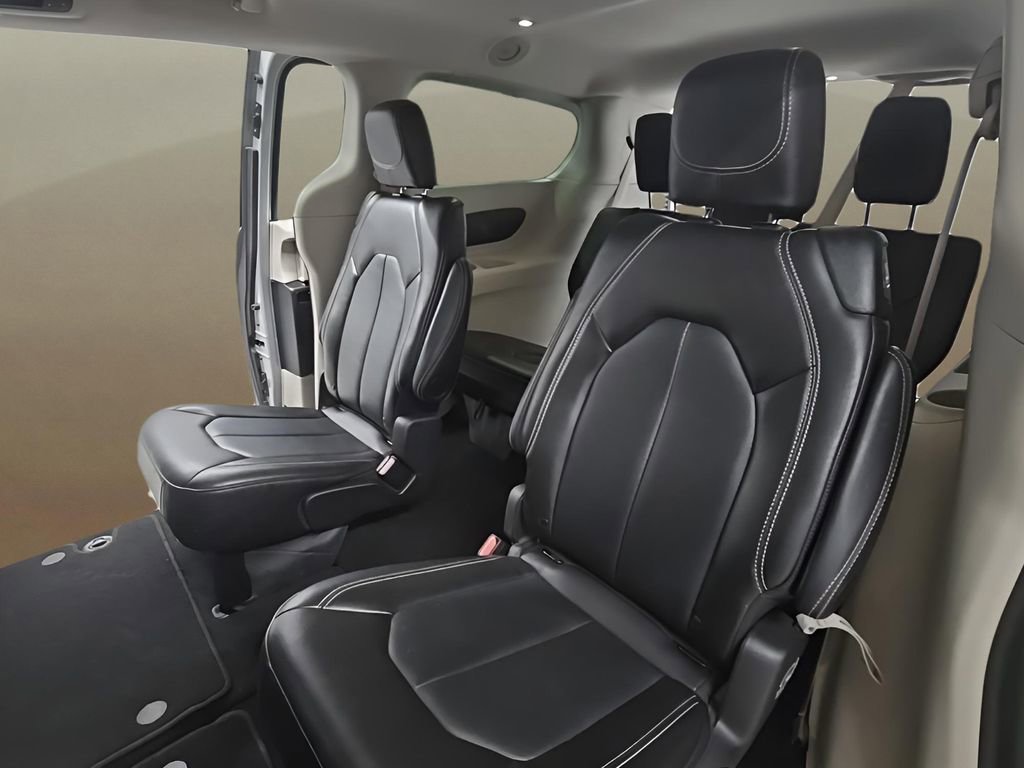 Used 2024 Chrysler Pacifica Touring-L image 15
