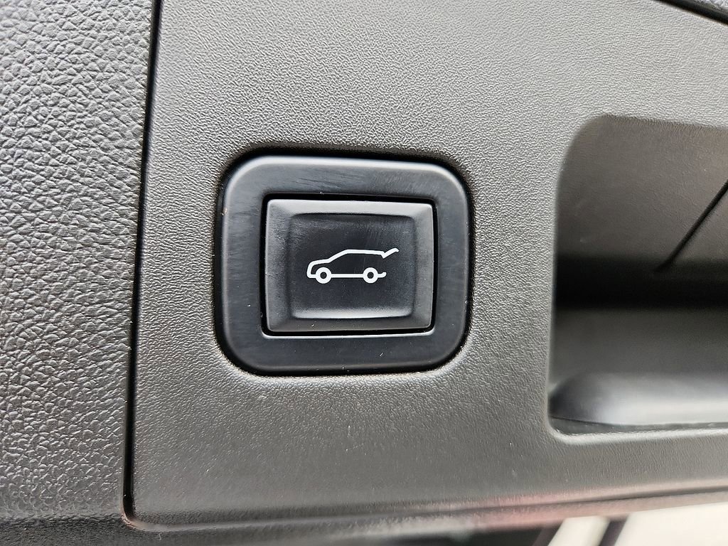 Used 2022 Cadillac XT4 Premium Luxury w/ Cold Weather Package image 31