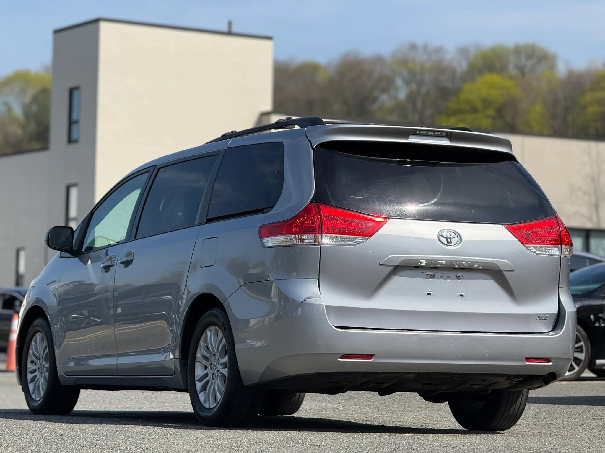 Used 2012 Toyota Sienna XLE FWD image 4