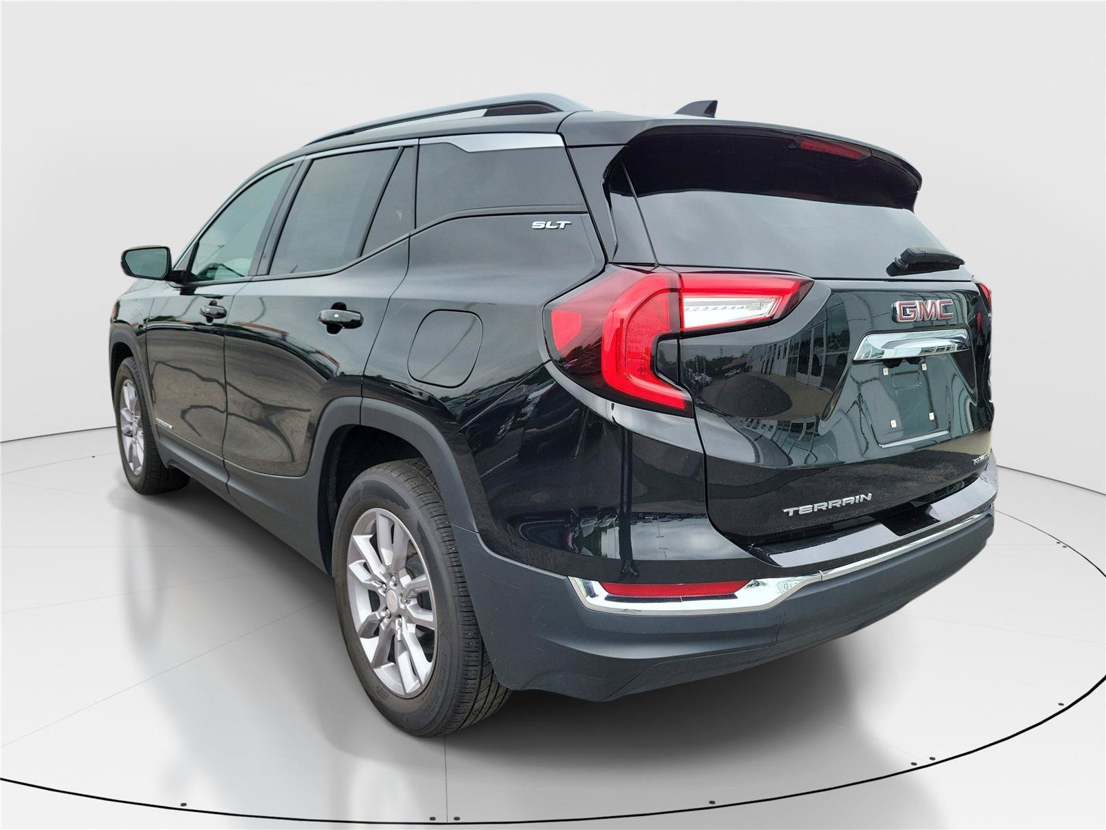 Used 2024 GMC Terrain SLT AWD/4WD image 3