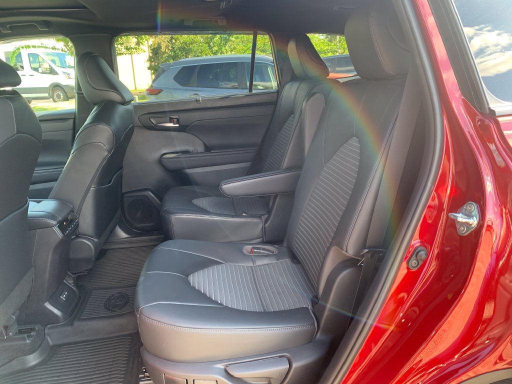 Used 2023 Toyota Highlander XSE FWD image 11