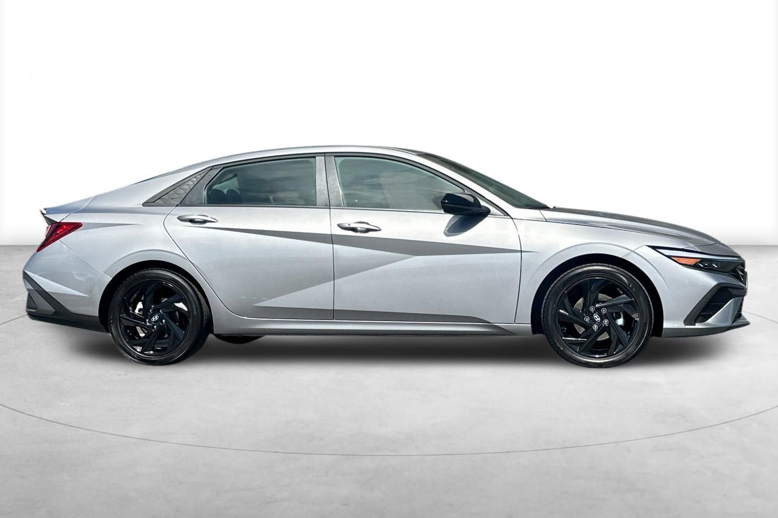 Used 2026 Hyundai Elantra Sport image 9