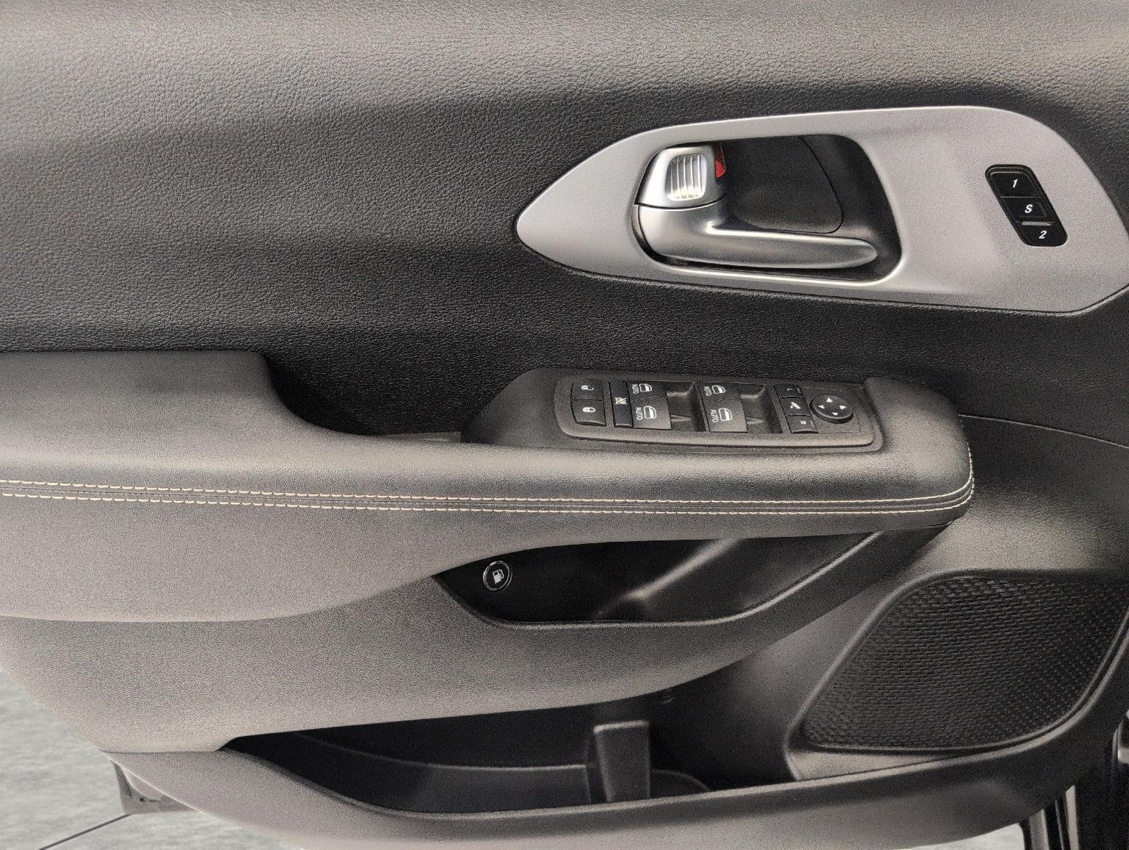 Used 2025 Chrysler Pacifica Premium FWD image 28