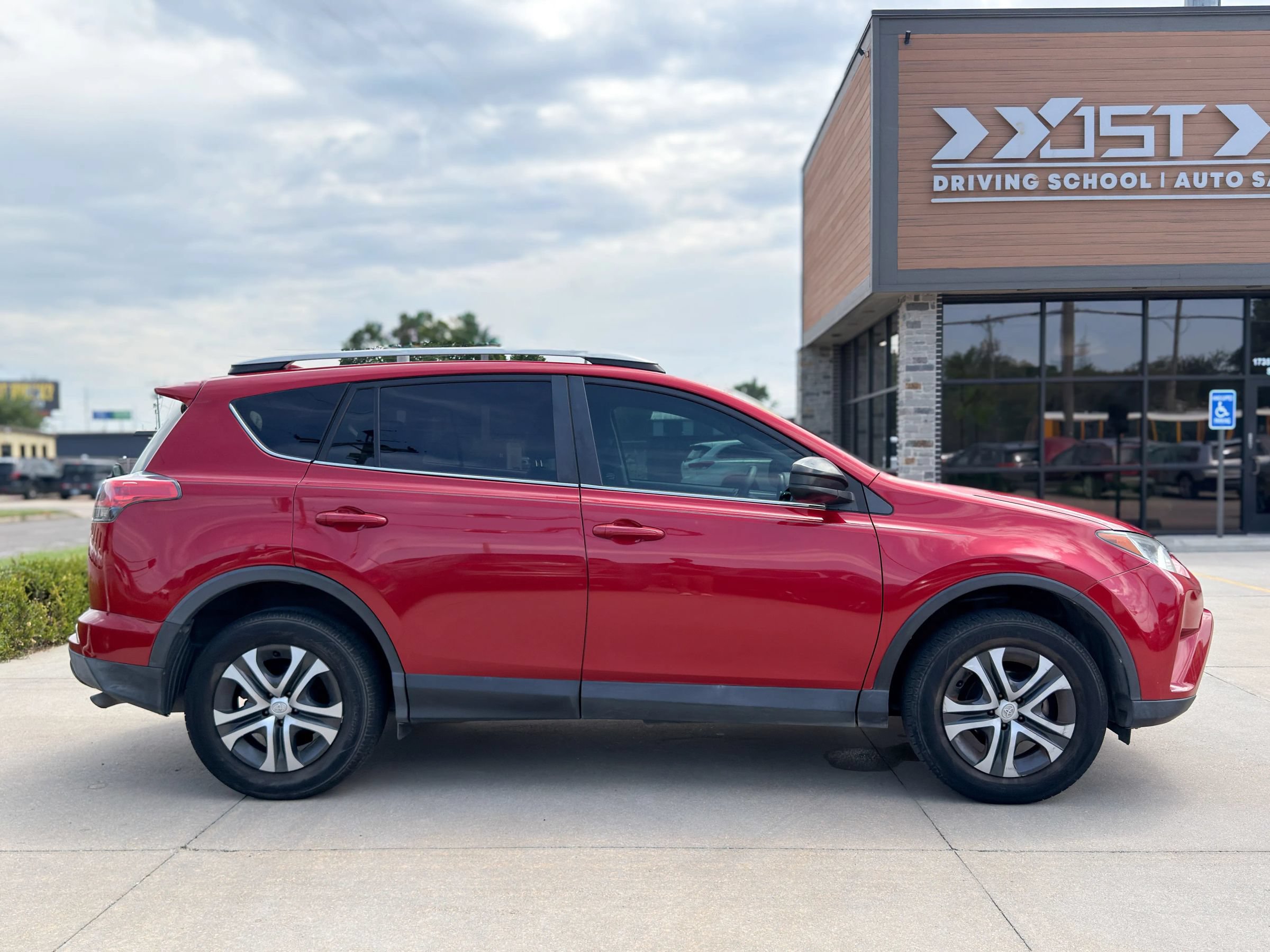 Used 2017 Toyota RAV4 LE FWD image 9