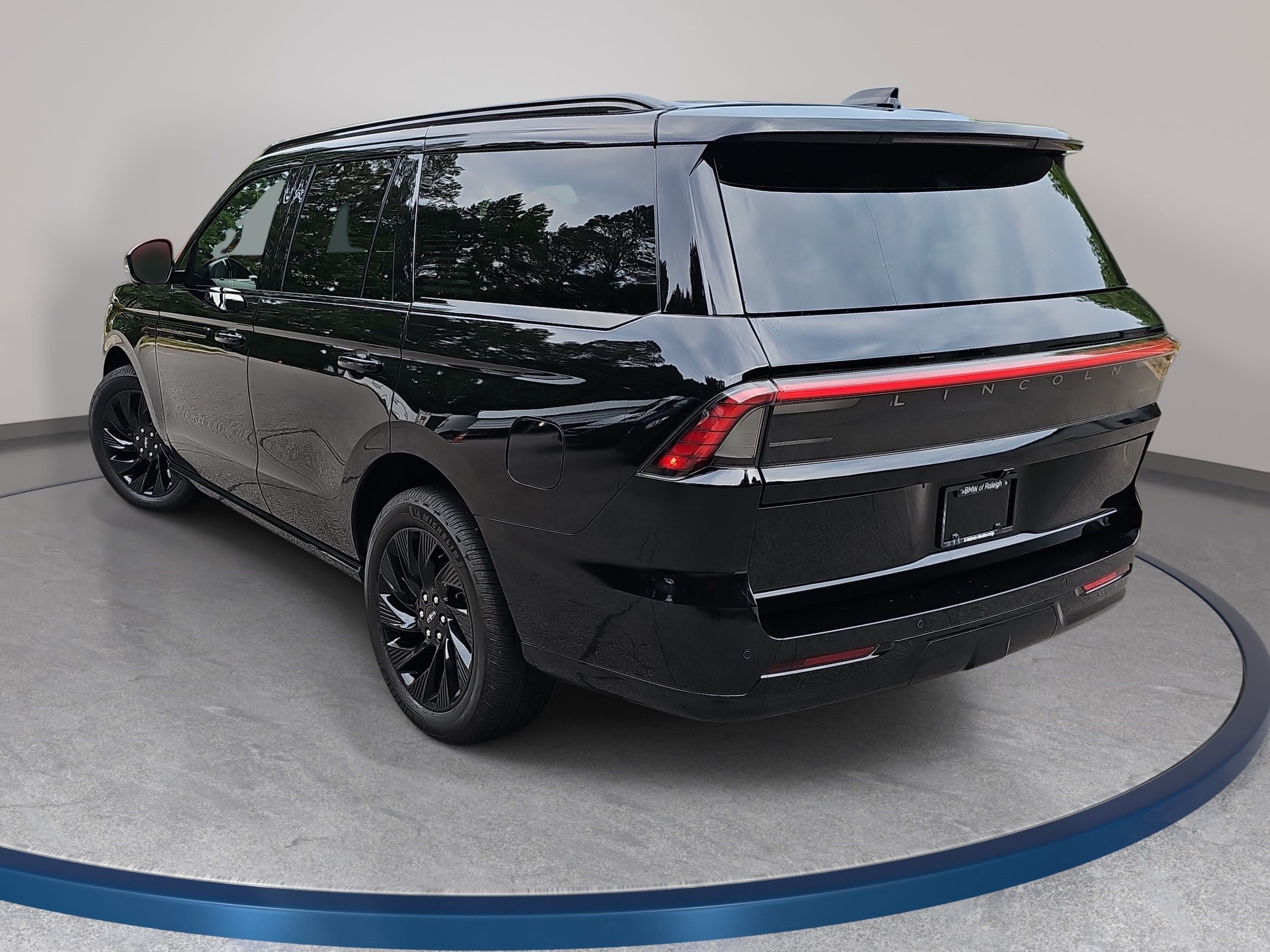 Used 2025 Lincoln Navigator Reserve w/ Jet Appearance Package AWD/4WD image 7
