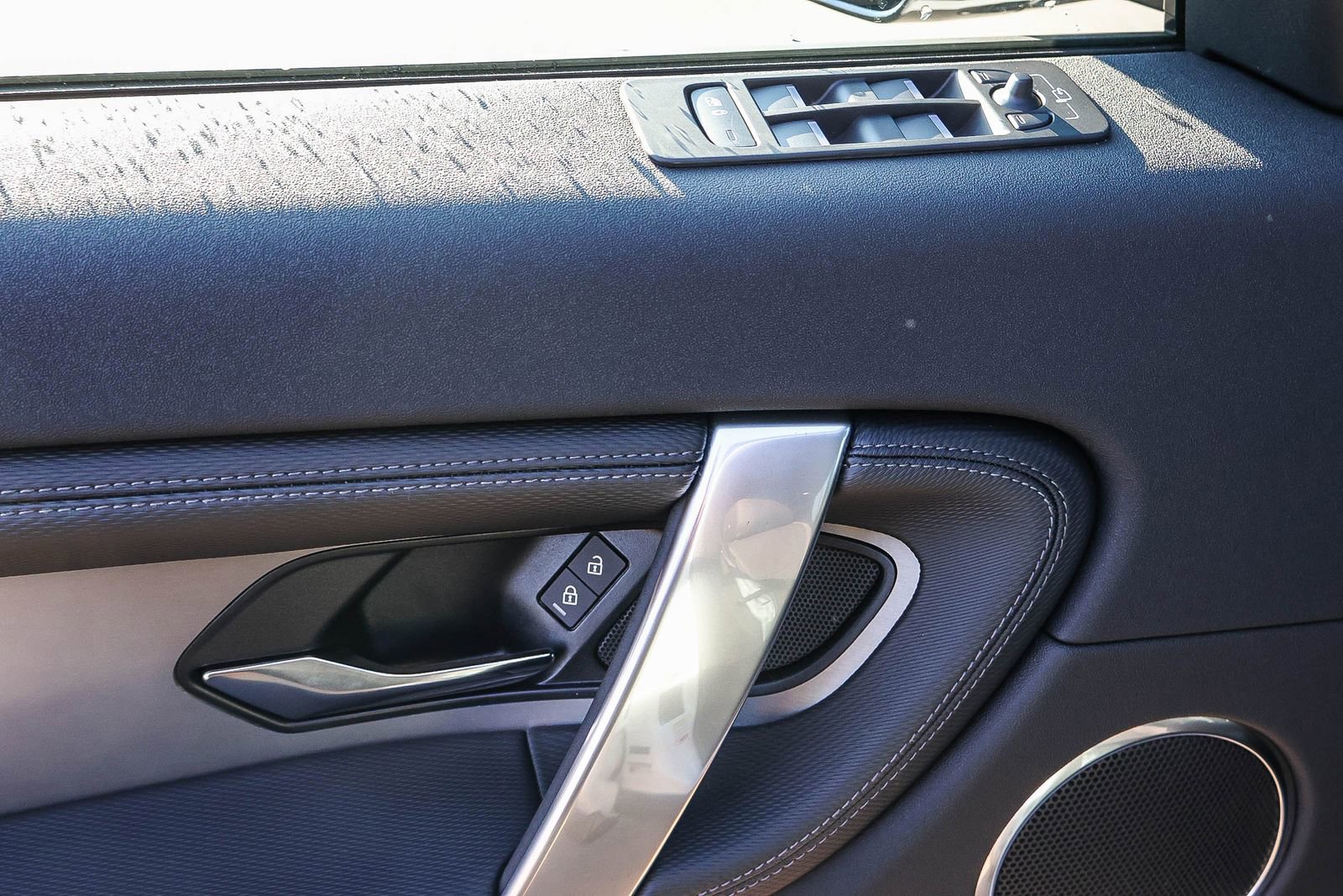 New 2025 Land Rover Discovery Sport Dynamic SE image 31