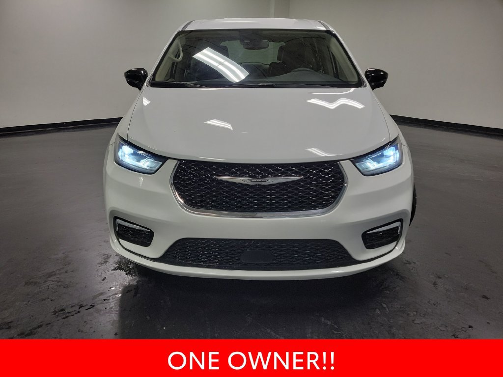 Used 2024 Chrysler Pacifica Touring-L FWD image 3
