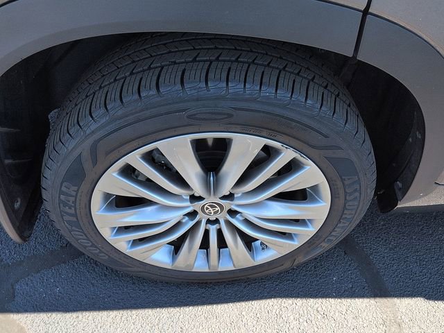 Used 2022 Toyota Highlander Platinum AWD/4WD image 9
