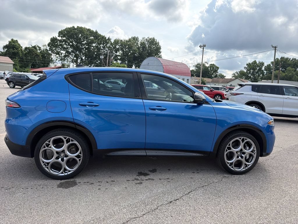 Used 2025 Alfa Romeo Tonale w/ Premium Package AWD/4WD image 3