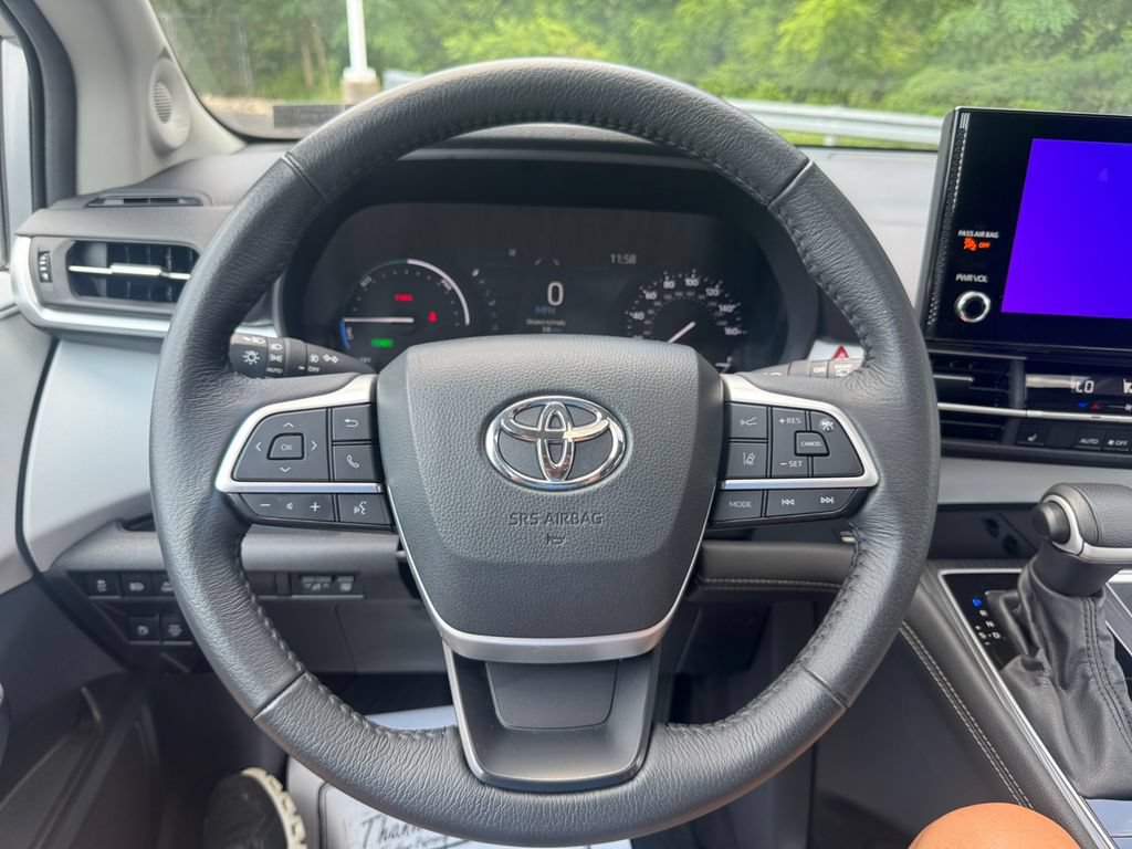 Used 2025 Toyota Sienna XLE w/ XLE Plus Package AWD/4WD image 15