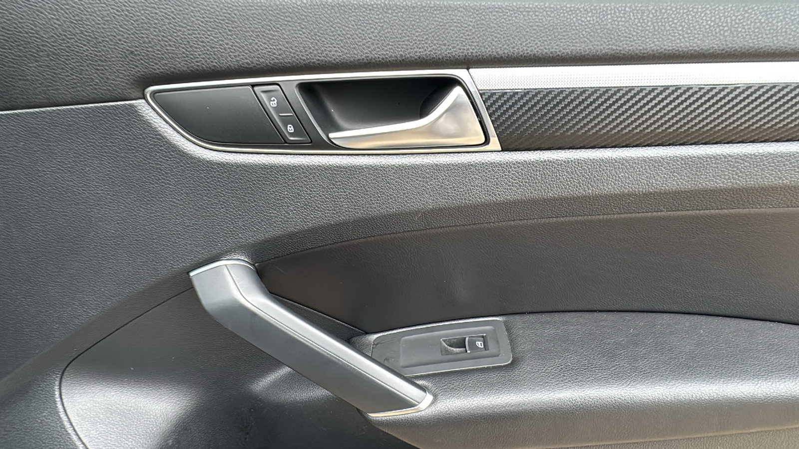 Used 2017 Volkswagen Passat 1.8T R-Line w/ R-Line Lighting Package image 30