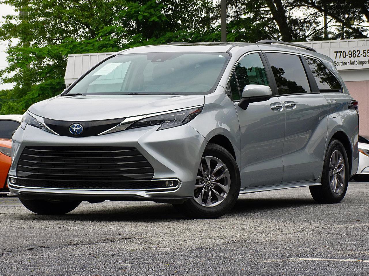 Used 2024 Toyota Sienna XLE FWD image 2