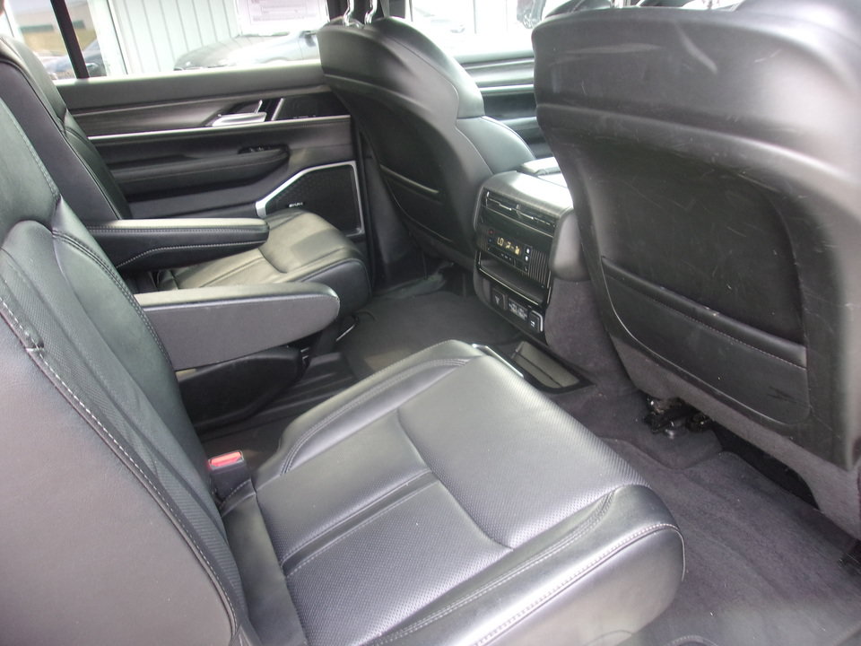 Used 2024 Jeep Wagoneer Series III w/ Flexible Seating Group AWD/4WD image 15