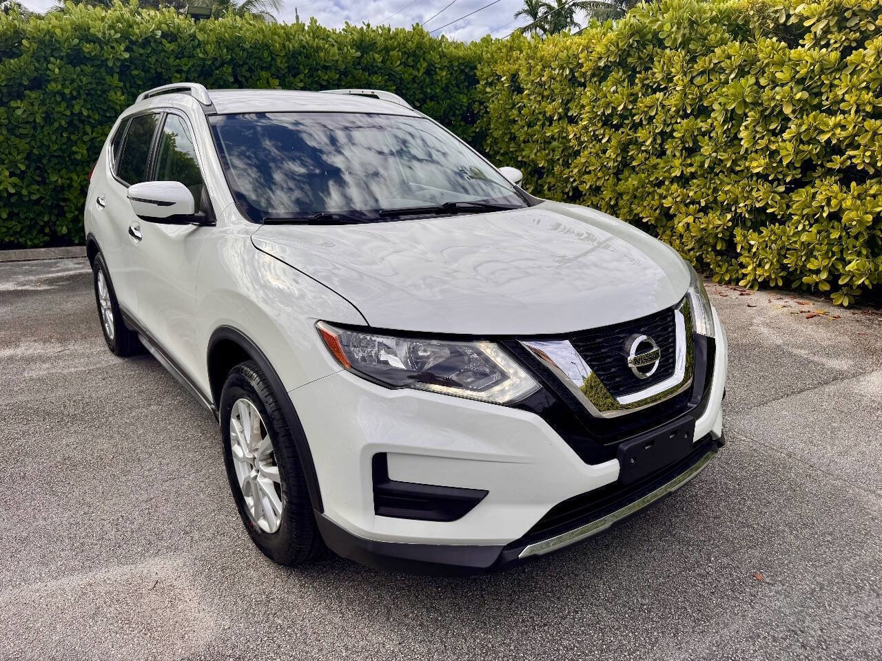 Used 2018 Nissan Rogue SV image 2
