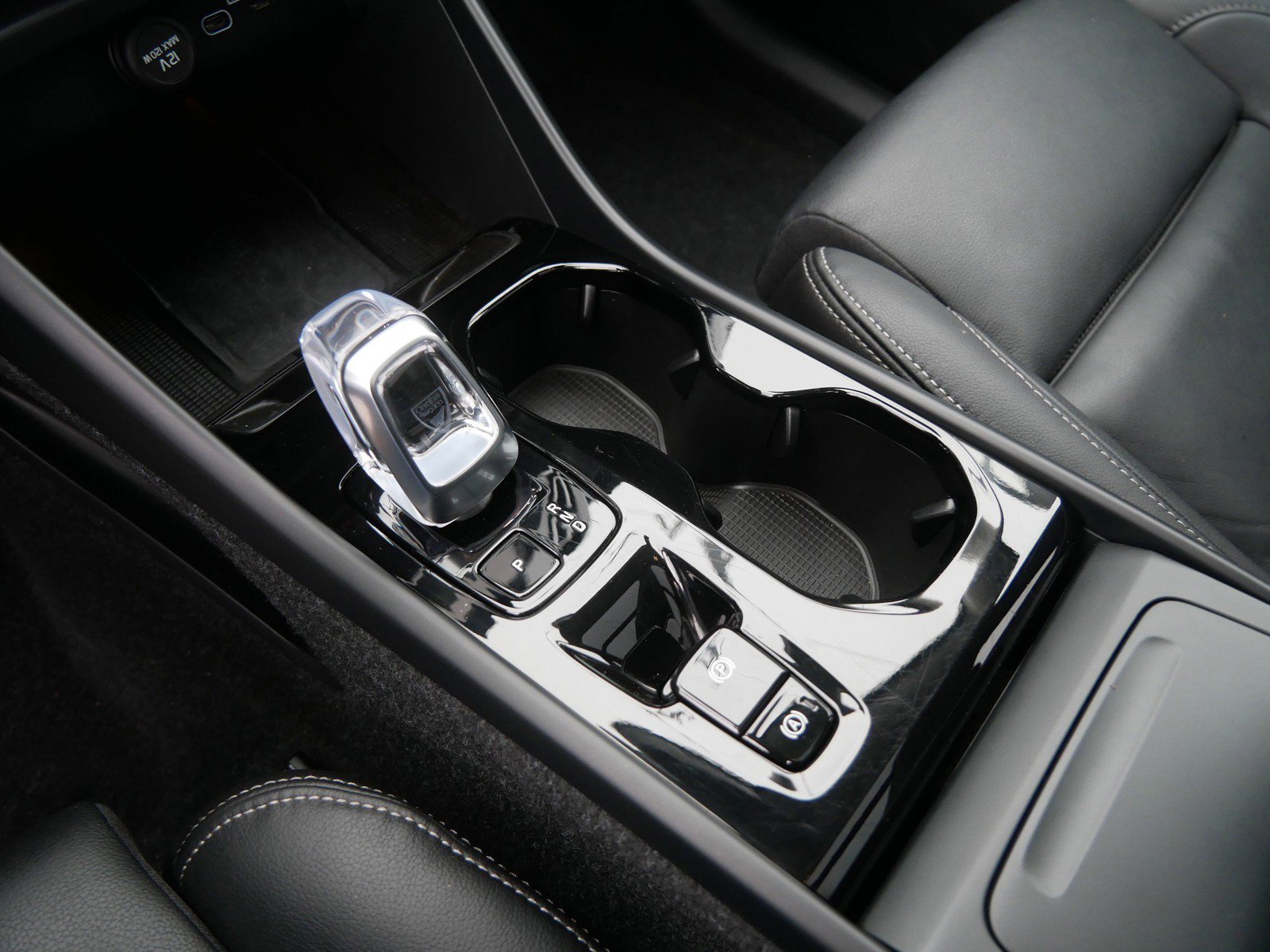 Used 2025 Volvo XC40 B5 Plus image 19