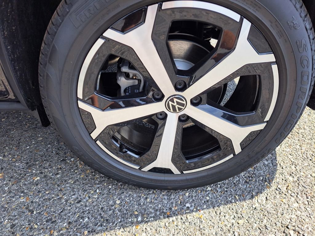 New 2025 Volkswagen Tiguan SE image 19