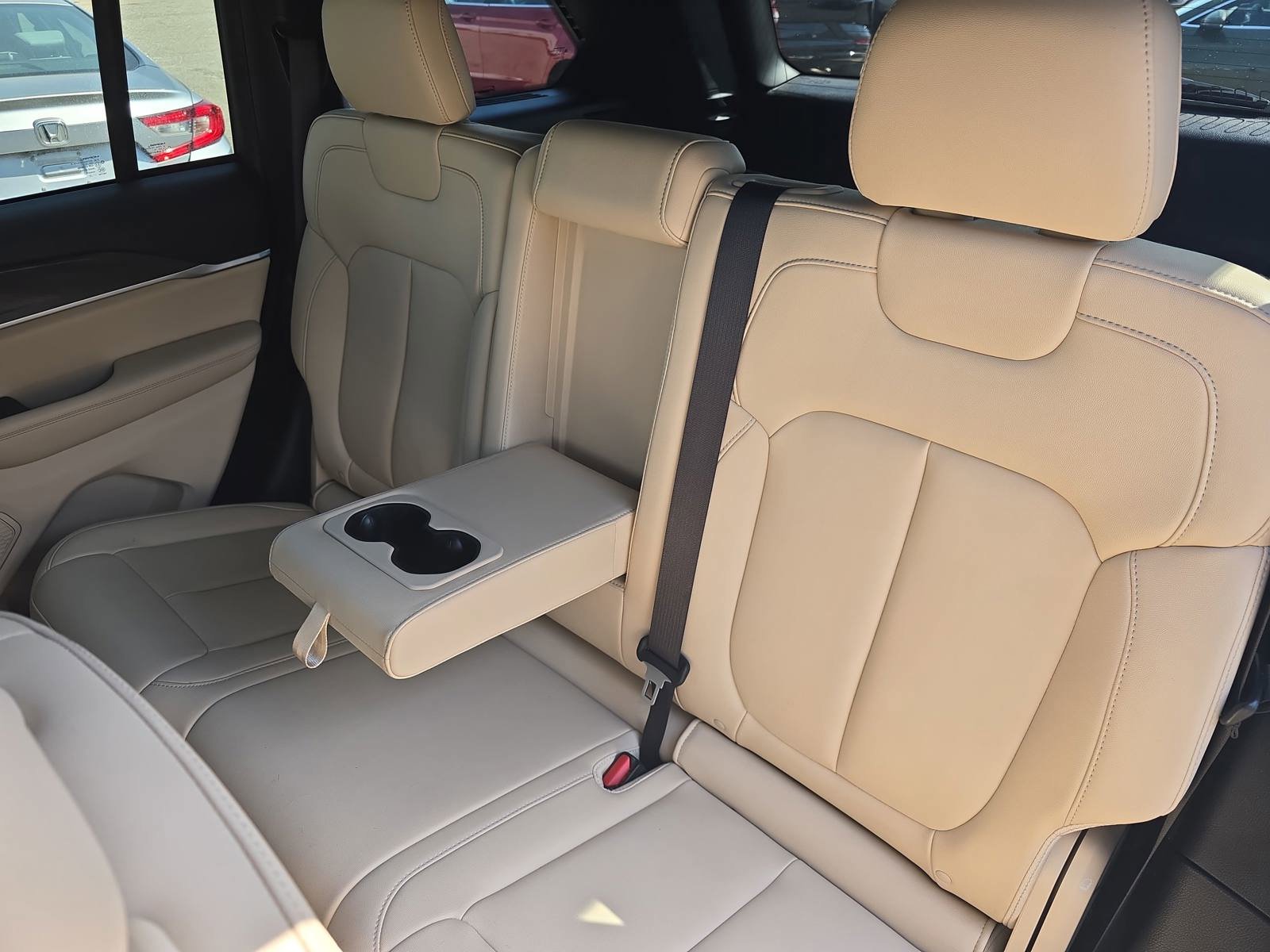 Used 2023 Jeep Grand Cherokee Limited w/ Black Appearance Package image 15