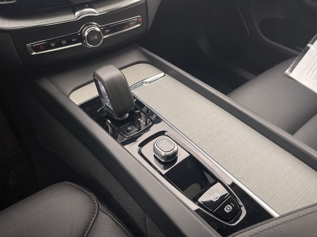 Used 2025 Volvo XC60 B5 Plus image 33