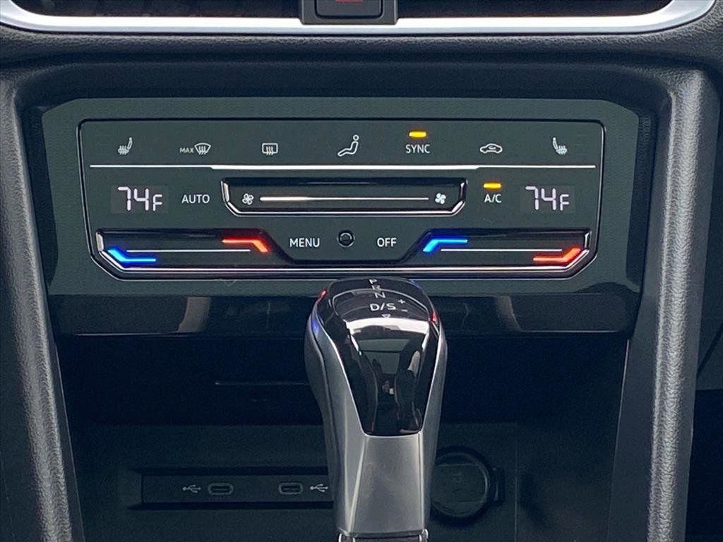 Used 2025 Volkswagen Taos SE image 9