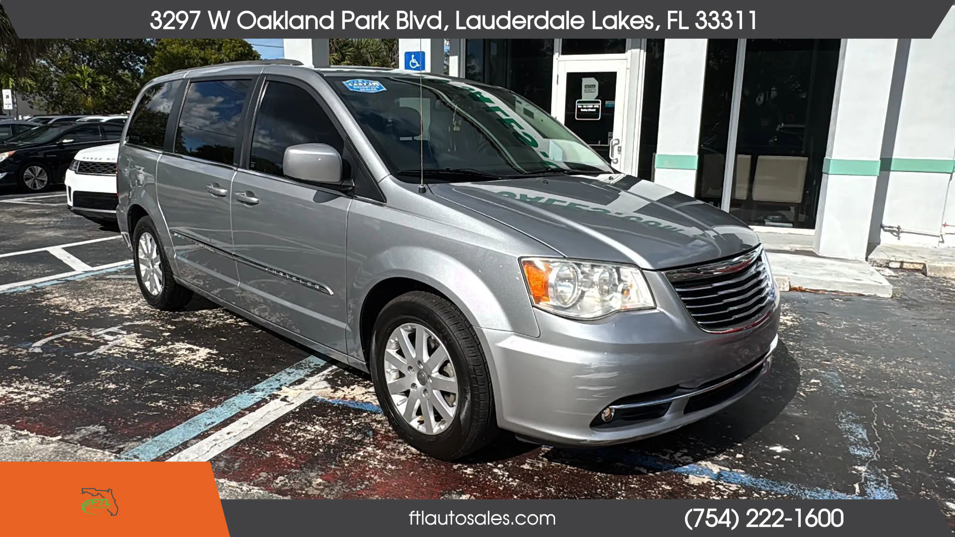 Used 2013 Chrysler Town & Country Touring image 3