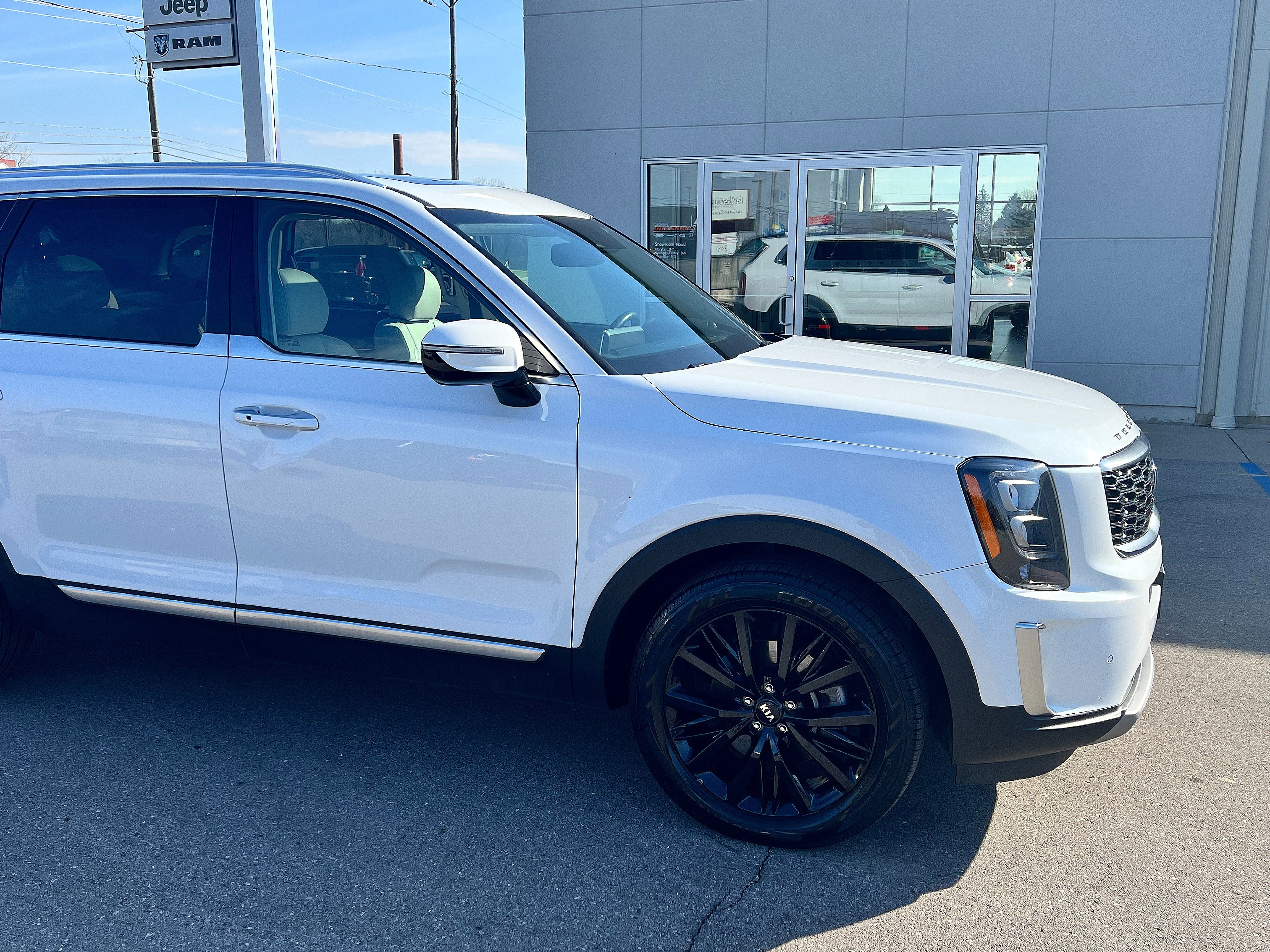 Used 2020 Kia Telluride SX w/ SX Prestige Package image 2