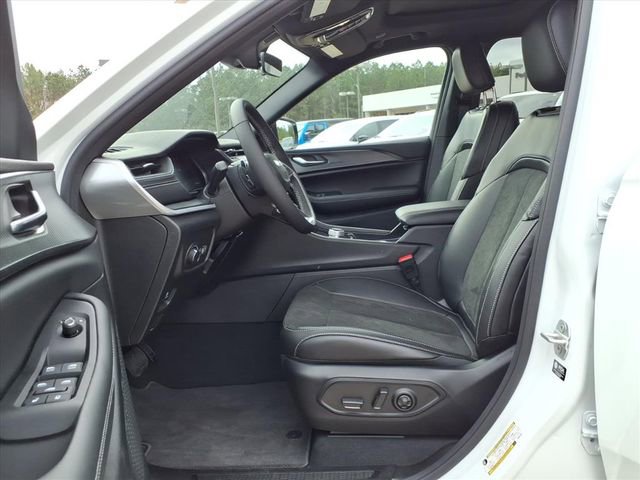 New 2025 Jeep Grand Cherokee Altitude image 13