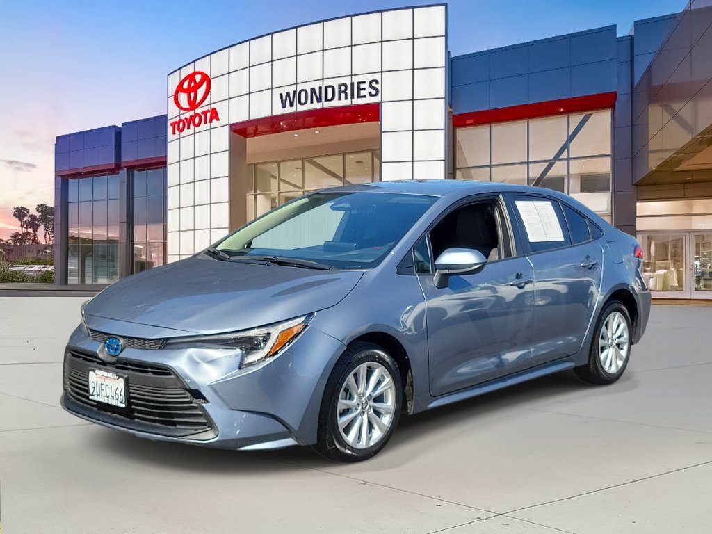 Used 2025 Toyota Corolla LE w/ LE Premium Package FWD image 2