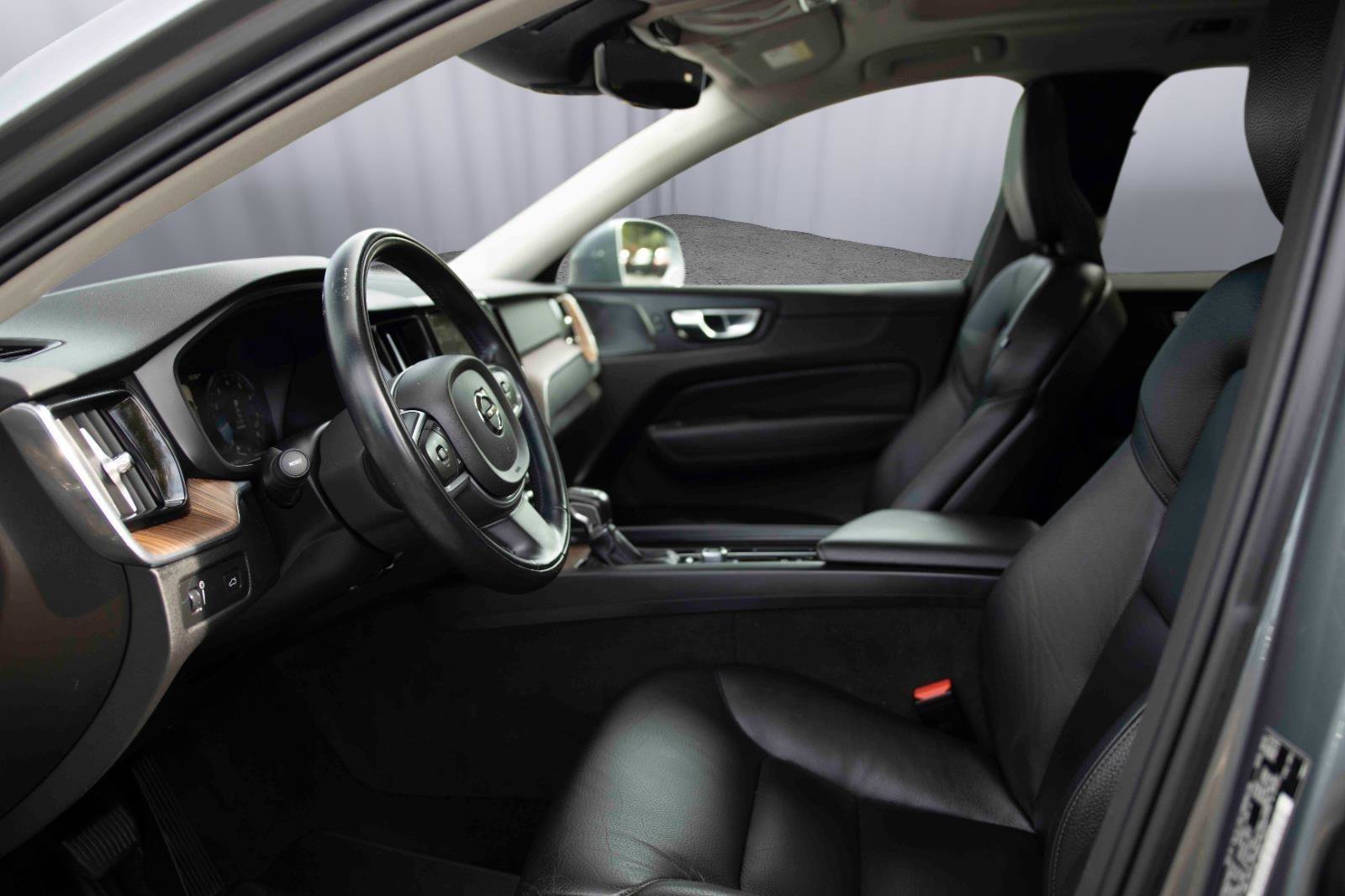 Used 2021 Volvo XC60 T5 Momentum w/ Protection Package Premier image 2