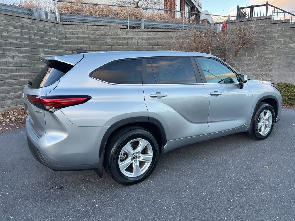 Used 2023 Toyota Highlander LE image 3