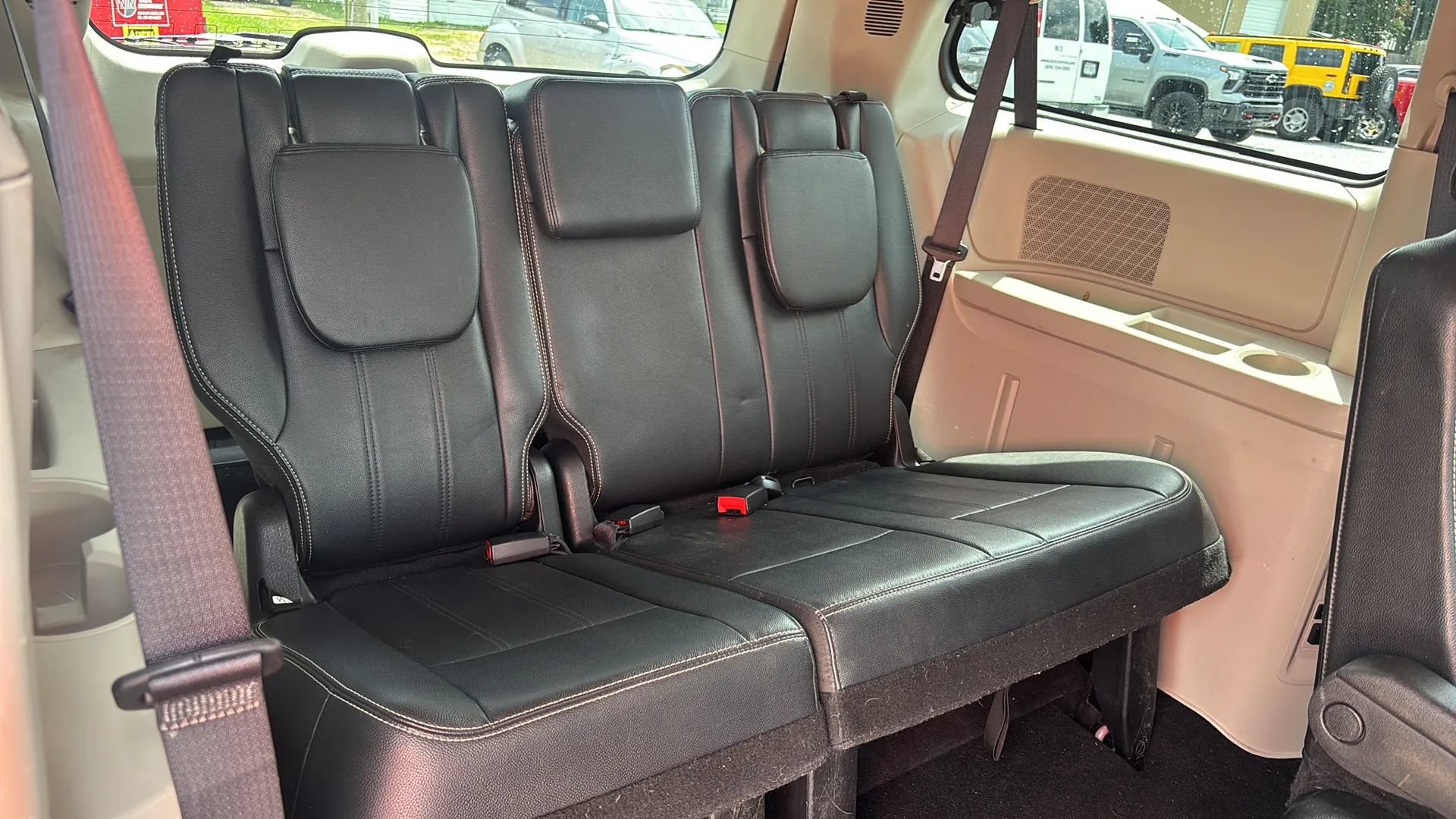Used 2016 Chrysler Town & Country Touring w/ Driver Convenience Group FWD image 13