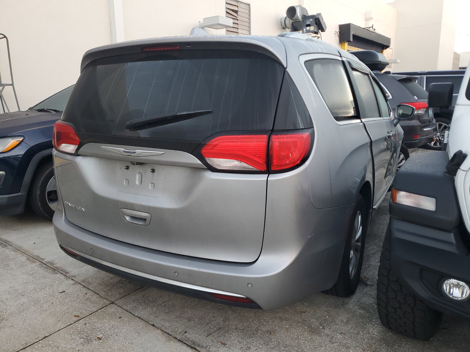 Used 2019 Chrysler Pacifica Touring-L image 4